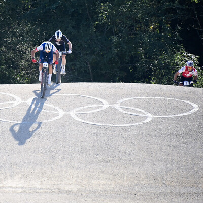 Foto zu dem Text "Olympia-Test: Van der Poel und Pidcock auf MTB-Erkundungstour "