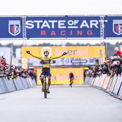 Foto zu dem Text "Van Aert macht in Heusden-Zolder erst in der Schlussrunde Ernst"