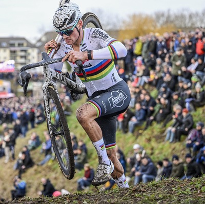 Foto zu dem Text "Van der Poel triumphiert nach Alleingang mit Beigeschmack "