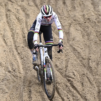 Foto zu dem Text "Van Empel lässt beim Duinencross die Konkurrenz im Sand stehen"