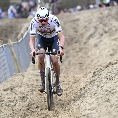 Foto zu dem Text "Van der Poel auch im Sand von Koksijde fehlerfrei"