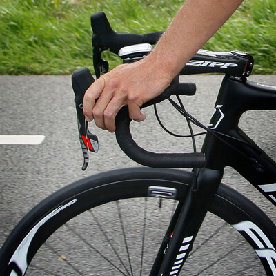 Foto zu dem Text "UCI vermisst Bremsgriffe: Geteilte Meinungen im Peloton"