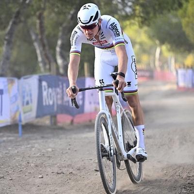 Foto zu dem Text "Video: Van der Poel prallte gegen Streckenbegrenzung"