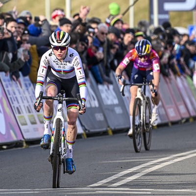 Foto zu dem Text "Van Empel entscheidet Weltcupfinale erst im Sprint für sich"