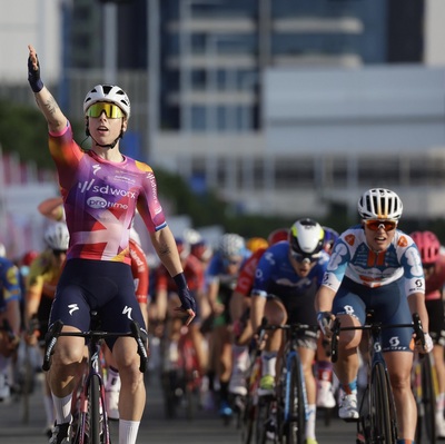 Foto zu dem Text "Weltmeisterin Kopecky lotst Wiebes zum Sprintsieg in Dubai"