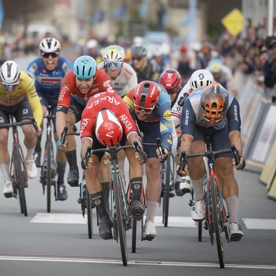 Foto zu dem Text "Mozzato trotzt dem Wind und schlägt Groenewegen im Sprint "