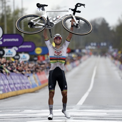 Foto zu dem Text "Van der Poel feiert dritten Ronde-Triumph, Politt auf dem Podium"