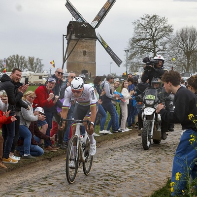 Foto zu dem Text "Zuschauerin warf Mütze in van der Poels Hinterrad"