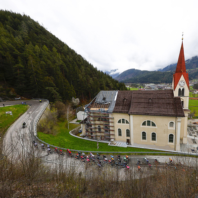 Foto zu dem Text "Ex-Sieger Thomas und Bardet führen das Feld durch die Berge"