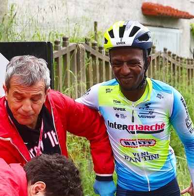 Foto zu dem Text "Nach zwei Stürzen ist der Giro für Girmay beendet"