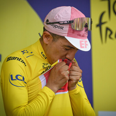 Foto zu dem Text "Zeitgleich-Regel hebt Carapaz ins Gelbe Trikot der Tour"