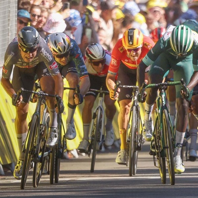 Foto zu dem Text "Philipsen entschuldigt sich bei van Aert"