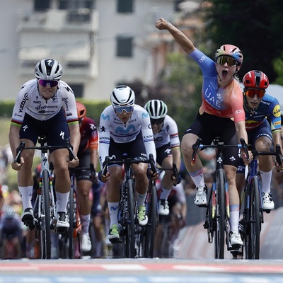 Foto zu dem Text "Consonni von Kopeckys Hinterrad zum dritten Giro-Etappensieg"