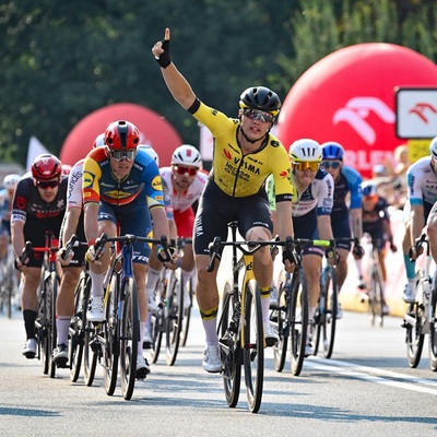 Foto zu dem Text "Kooij schlägt im ersten Massensprint Bennett und Pedersen"