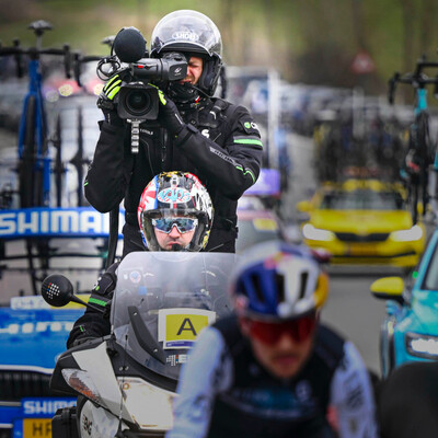 Foto zu dem Text "Profis wieder falsch abgebogen: TV-Motorrad bekommt Gelbe Karte"