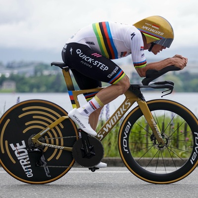 Foto zu dem Text "Evenepoel feiert in Genf ersten Saisonsieg im Regenbogentrikot"
