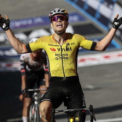 Foto zu dem Text "Van Aert gelingt auf dem Schotter des Giros der Befreiungsschlag"
