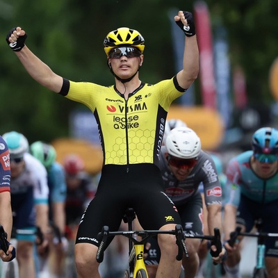 Foto zu dem Text "Perfekt gemacht: Van Aert lotst Kooij zum Etappensieg "