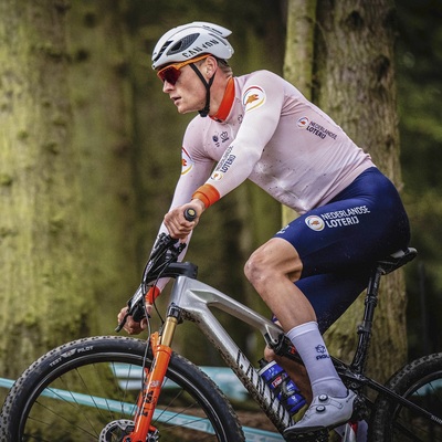 Foto zu dem Text "Van der Poel gibt in Nove Mesto nach zwei Stürzen auf"