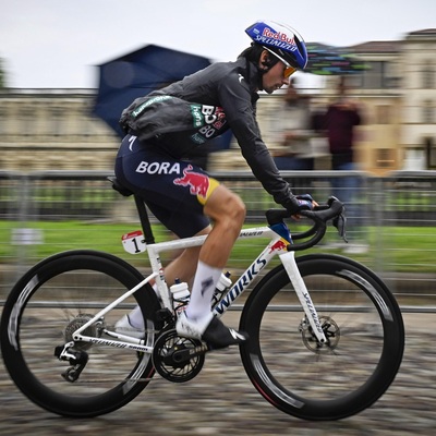 Foto zu dem Text "Nach einem weiteren Sturz steigt Roglic vom Rad"