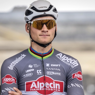 Foto zu dem Text "Van der Poel trainiert schon wieder auf der Rolle"