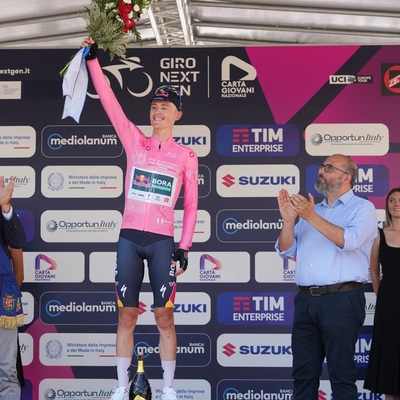 Foto zu dem Text "Giro Next Gen: Red-Bull-Rookie Tuckwell stürmt ins Rosa Trikot"