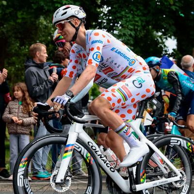 Foto zu dem Text "Mini-Nachteil Bergtrikot? Pogacar im “falschen“ Zeitfahranzug"