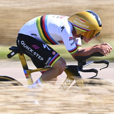 Foto zu dem Text "Evenepoel gewinnt erstes Tour-Zeitfahren, Pogacar in Gelb"