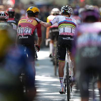Foto zu dem Text "Als Pogacar stürzte, rief Evenepoel: “Stop, Stop, Stop!“"