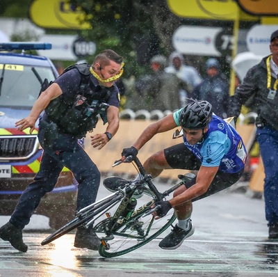 Foto zu dem Text "Rabiat durchgegriffen: Polizist holt in Valence Flitzer vom Fahrrad"