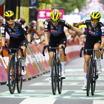 Foto zu dem Text "Rückenverletzung: Vollering weinend im Ziel der 3. Tour-Etappe"