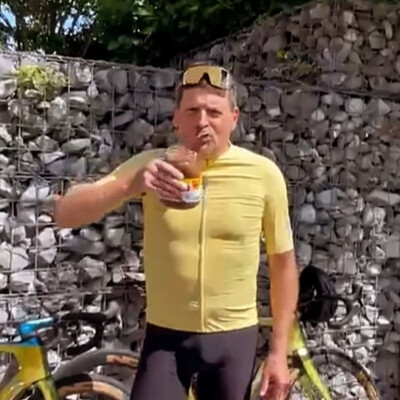 Foto zu dem Text "Ullrich trinkt Nutella als Gruß an Campenaerts und Jorgenson"