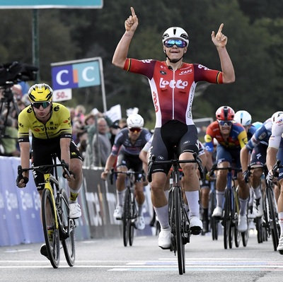 Foto zu dem Text "De Lie ringt Kooij im Sprint nieder und jubelt auch in Plouay"