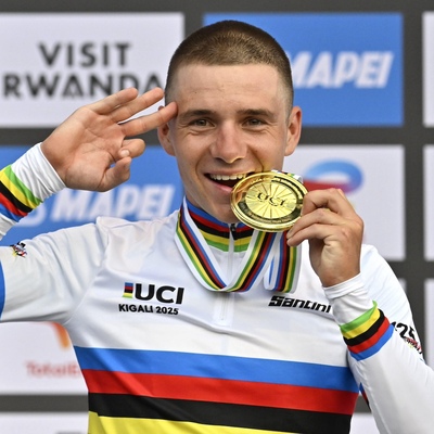 Foto zu dem Text "Evenepoel schreibt Geschichte und feiert “besten“ WM-Titel"