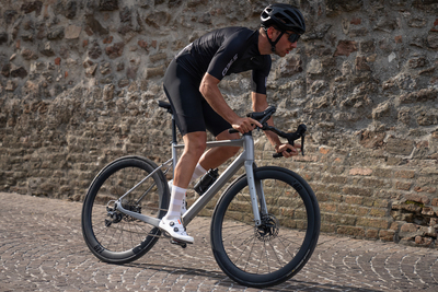 Foto zu dem Text "Carbon-Radsatz im Grenzbereich von Road und Gravel"