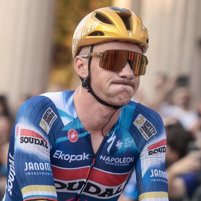 Foto zu dem Text "Zwei Motorräder stoppen Evenepoel bei Il Lombardia am Berg"