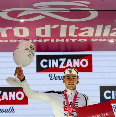 Foto zu dem Text "Nach dem Sturz-Desaster imponiert UAE beim Giro zu fünft"